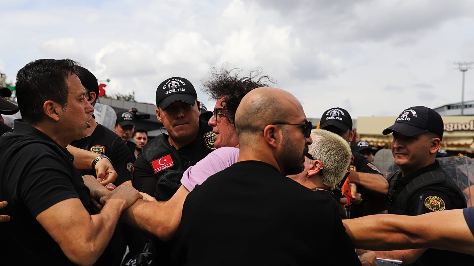 İstanbul'da polis, Çağlayan Adliyesi'nin dışında bir LGBTİ+ hakları savunucusunu gözaltına alıyor, 15 Eylül 2026.