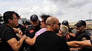 İstanbul'da polis, Çağlayan Adliyesi'nin dışında bir LGBTİ+ hakları savunucusunu gözaltına alıyor, 15 Eylül 2026.