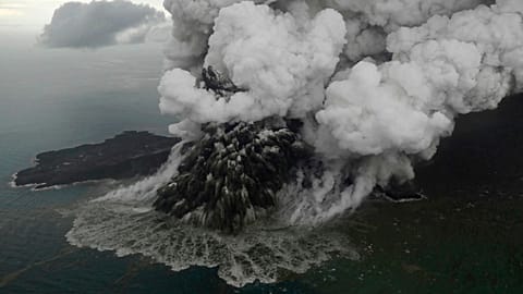 ARŞİV - Endonezya'nın Sunda Boğazı'nda patlayan Anak Krakatau Dağı'ndan dumanlar yükseliyor, 23 Aralık 2018.