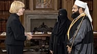 Canterbury Başpiskoposu (solda), Pakistanlı din adamı Hafiz Tahir Eşrefi'ye Uzlaşı ve Dinler Arası İşbirliği Ödülü verdi.