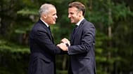 Mark Carney accueille Emmanuel Macron lors de l'accueil officiel du sommet du G7, le 16 juin 2025, à Kananaskis, au Canada.