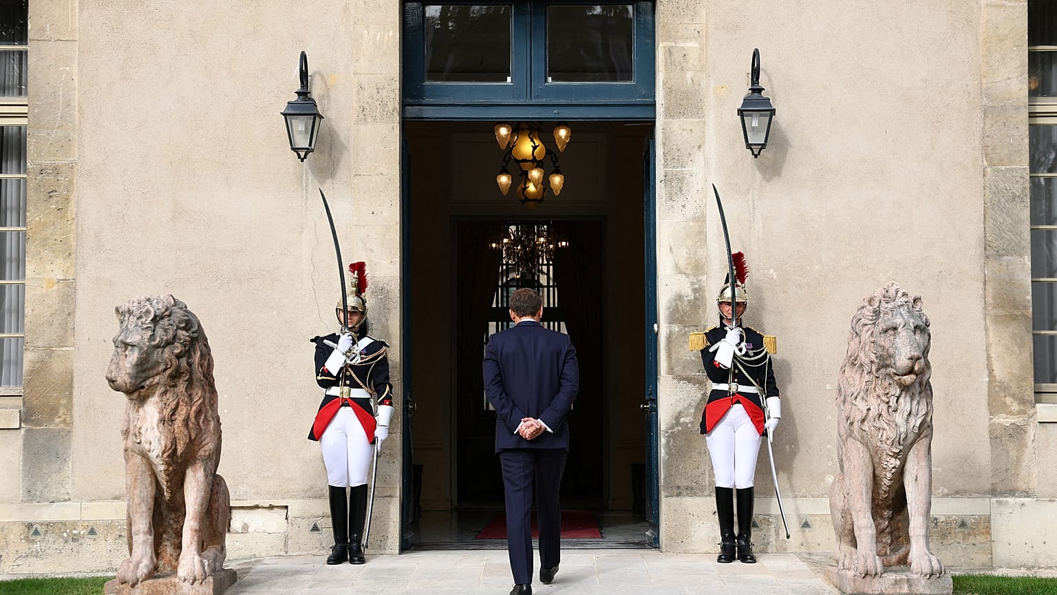 La réunion portera sur les conflits "au Moyen-Orient et en Ukraine et leurs conséquences en France sur la sécurité et l’énergie", selon l’Élysée.