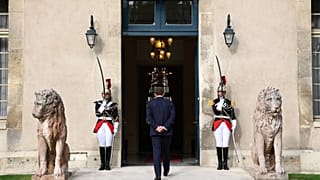 La réunion portera sur les conflits "au Moyen-Orient et en Ukraine et leurs conséquences en France sur la sécurité et l’énergie", selon l’Élysée.