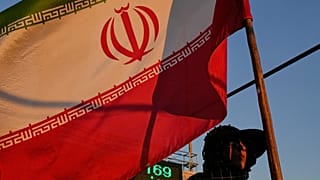 امرأة تحمل علماً إيرانياً في إطار حملة مؤيدة للحكومة وسط طهران، يوم الثلاثاء، 15 سبتمبر 2026. (صورة من أسوشيتد برس/ وحيد سالمي)