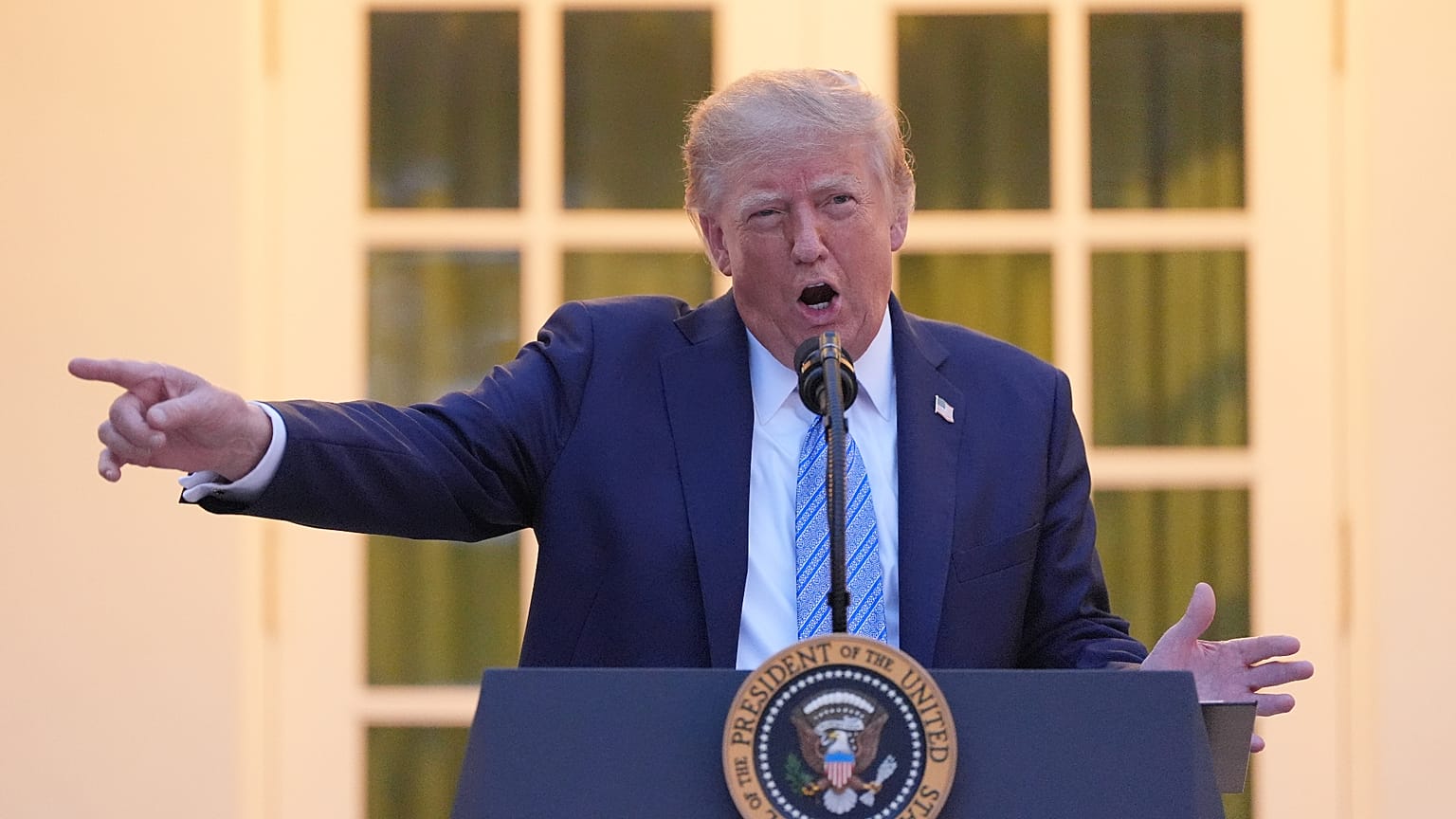 US-Präsident Donald Trump spricht bei einem Abendessen im Rosengarten des Weißen Hauses in Washington am 17. September 2026.