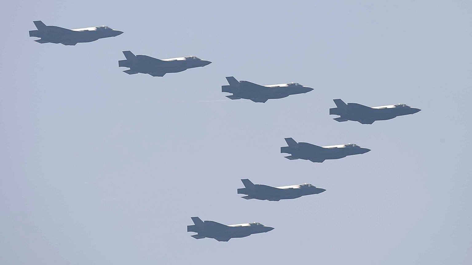- تشارك الطائرات المقاتلة الشبحية الكورية الجنوبية من طراز F-35 A في اليوم الإعلامي بمناسبة الذكرى الرابعة والسبعين ليوم القوات المسلحة في القاعدة العسكرية