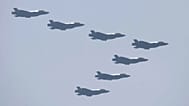 - تشارك الطائرات المقاتلة الشبحية الكورية الجنوبية من طراز F-35 A في اليوم الإعلامي بمناسبة الذكرى الرابعة والسبعين ليوم القوات المسلحة في القاعدة العسكرية