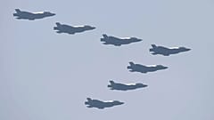- تشارك الطائرات المقاتلة الشبحية الكورية الجنوبية من طراز F-35 A في اليوم الإعلامي بمناسبة الذكرى الرابعة والسبعين ليوم القوات المسلحة في القاعدة العسكرية