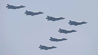 - تشارك الطائرات المقاتلة الشبحية الكورية الجنوبية من طراز F-35 A في اليوم الإعلامي بمناسبة الذكرى الرابعة والسبعين ليوم القوات المسلحة في القاعدة العسكرية