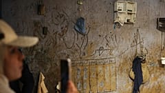 نمایی از یک سلول زندان دوران حکومت بشار اسد بازسازی شده در نمایشگاهی در سوریه
