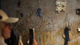 نمایی از یک سلول زندان دوران حکومت بشار اسد بازسازی شده در نمایشگاهی در سوریه