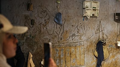 نمایی از یک سلول زندان دوران حکومت بشار اسد بازسازی شده در نمایشگاهی در سوریه