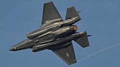 Американский истребитель F-35 на авиашоу Dubai Airshow в ОАЭ, 18 ноября 2025 года