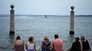 Άνθρωποι στο Κάις ντας Κολόνας στη Λισαβόνα, τον Ιούλιο, στη διάρκεια περιόδου υψηλών θερμοκρασιών στην Πορτογαλία