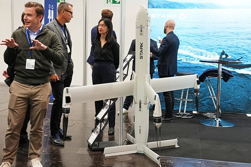 Das europäische Verteidigungs-Tech-Startup STARK präsentiert seine Kampfdrohne OWE-V auf der neuen Euro Defence Expo für militärische Sicherheit.