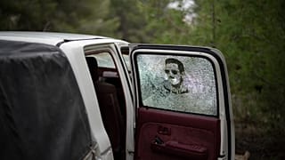 تظهر صورة للرئيس المخلوع بشار الأسد على نافذة سيارة متضررة في جبل زين العابدين على مشارف حماة بسوريا، السبت 4 يناير 2025. 