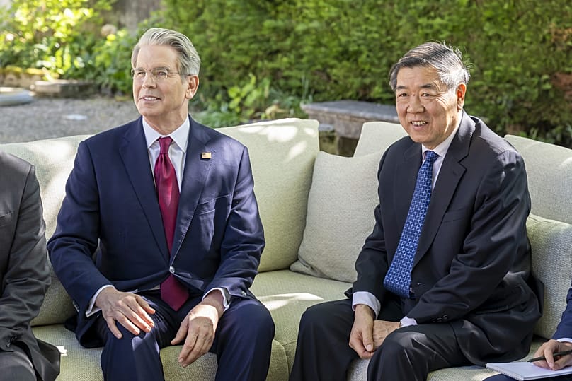 El secretario del Tesoro estadounidense Scott Bessent conversa con el vice primer ministro chino He Lifeng durante una reunión bilateral entre Estados Unidos y China en Ginebra, Suiza, el 10 de mayo de 2025
