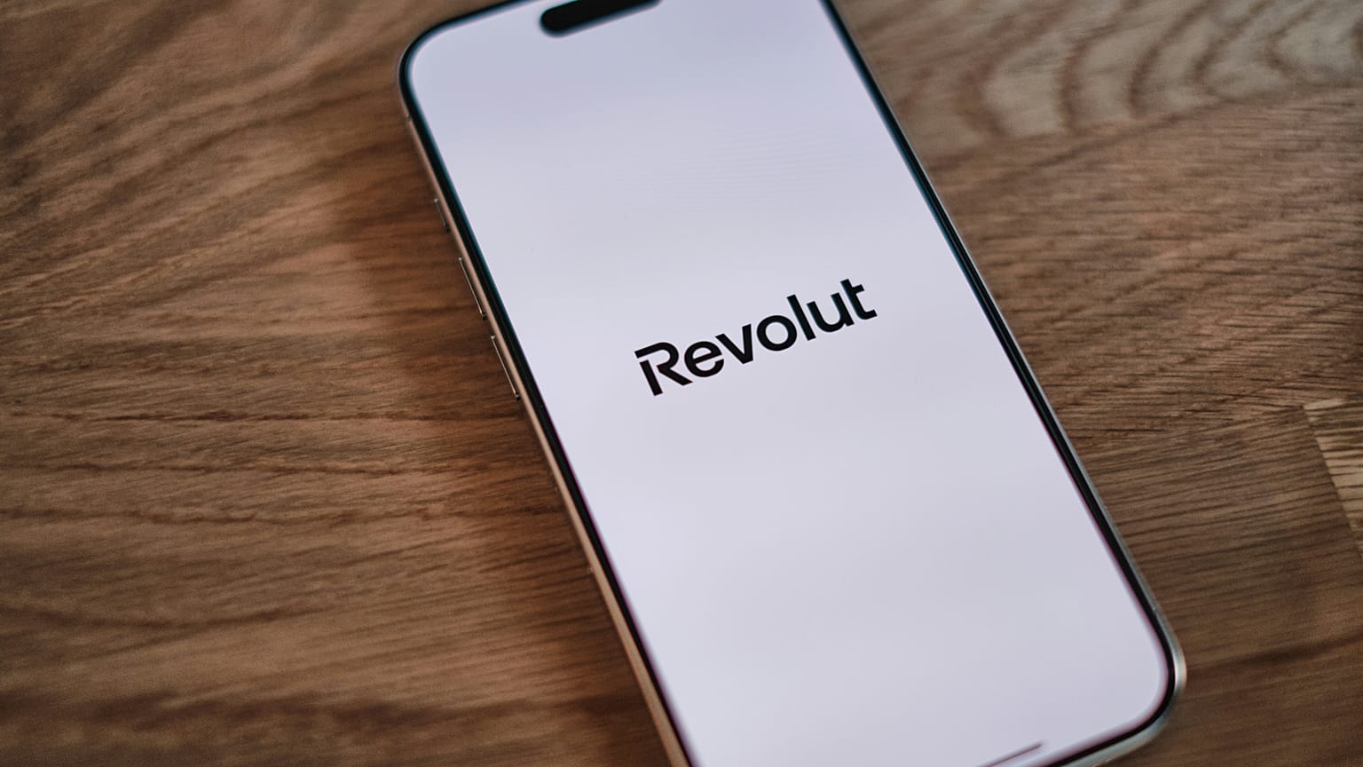Archives. L'application Revolut affichée sur un smartphone