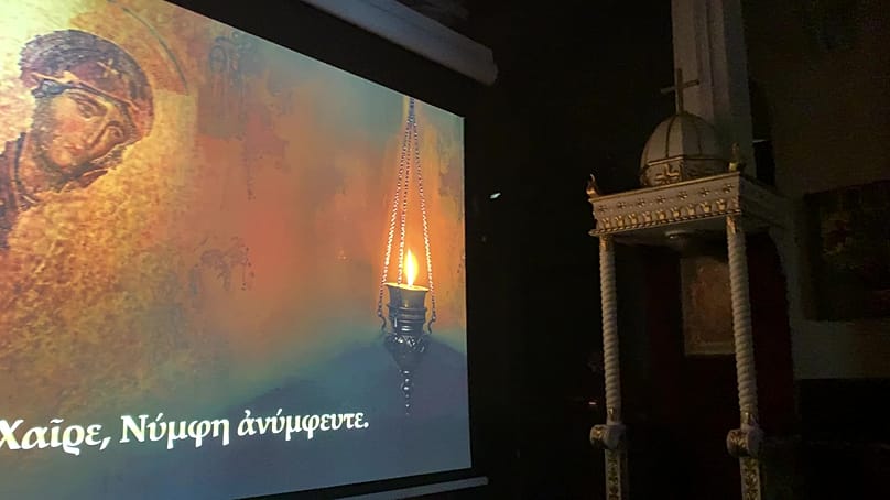 Εικόνα εντός της Εκκλησίας Μπαλίνου την ώρα της προβολής του Ακάθιστου Ύμνου