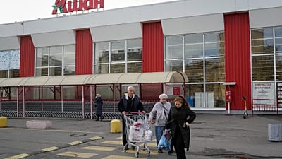 Архивное фото: покупатели выходят из магазина французской сети Auchan в Санкт‑Петербурге, Россия, четверг, 24 октября 2024 года.