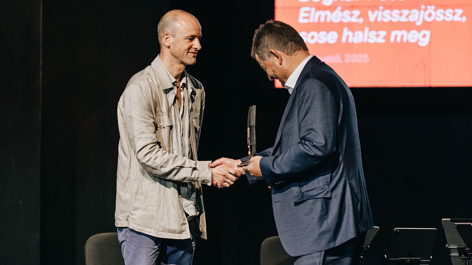 Bognár Péter átveszi a díjat Ottrubay Istvántól 