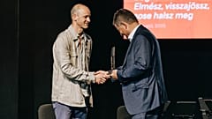 Bognár Péter átveszi a díjat Ottrubay Istvántól 