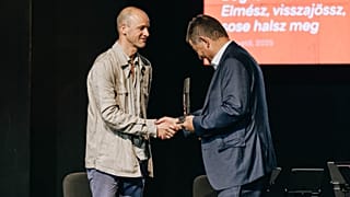 Bognár Péter átveszi a díjat Ottrubay Istvántól 