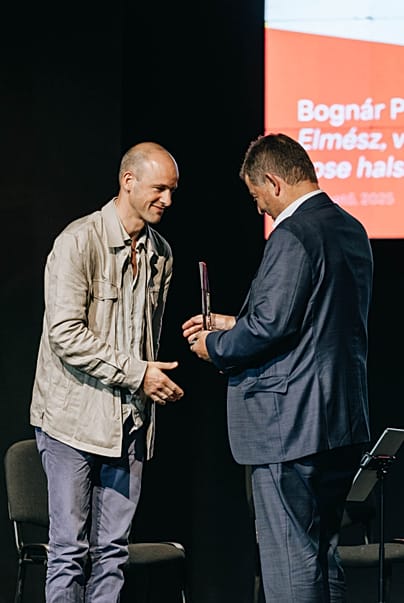 Bognár Péter átveszi a díjat Ottrubay Istvántól 