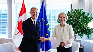 El primer ministro canadiense Mark Carney y Ursula von der Leyen se dan la mano en una reunión en Estrasburgo, el miércoles 16 de septiembre de 2026.