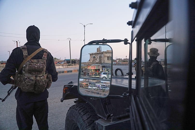 جنود سابقون في "قوات سوريا الديمقراطية" في الحسكة، شمال شرقي سوريا، بعد اندماجها في الجيش السوري، 26 آب 2026.