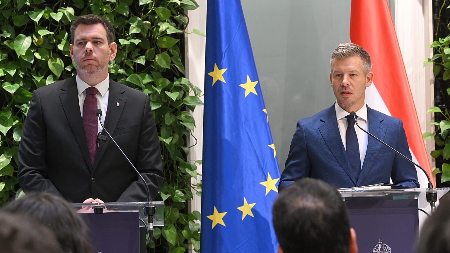 Magyar Péter miniszterelnök (j) és Vitézy Dávid közlekedési és beruházási miniszter a Miniszterelnökségen tartott kormányszóvivői tájékoztatón 2026. szeptember 18-án.