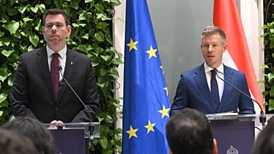 Magyar Péter miniszterelnök (j) és Vitézy Dávid közlekedési és beruházási miniszter a Miniszterelnökségen tartott kormányszóvivői tájékoztatón 2026. szeptember 18-án.