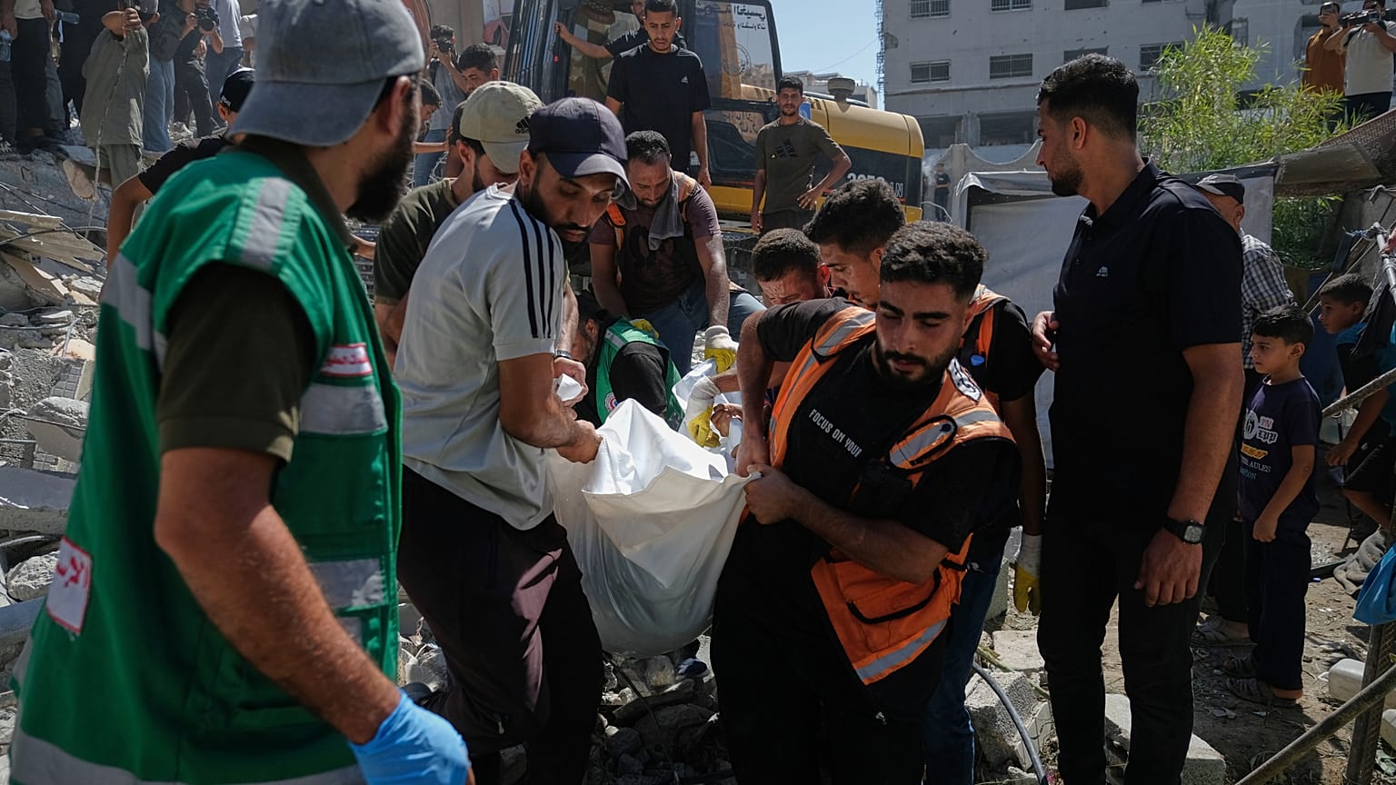 طواقم الدفاع المدني الفلسطيني تنتشل جثماناً من أنقاض مبنى متضرر في مدينة غزة، 16 أيلول 2026.