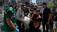 طواقم الدفاع المدني الفلسطيني تنتشل جثماناً من أنقاض مبنى متضرر في مدينة غزة، 16 أيلول 2026.