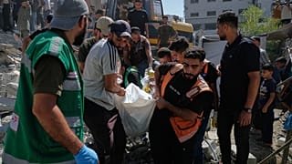 طواقم الدفاع المدني الفلسطيني تنتشل جثماناً من أنقاض مبنى متضرر في مدينة غزة، 16 أيلول 2026.