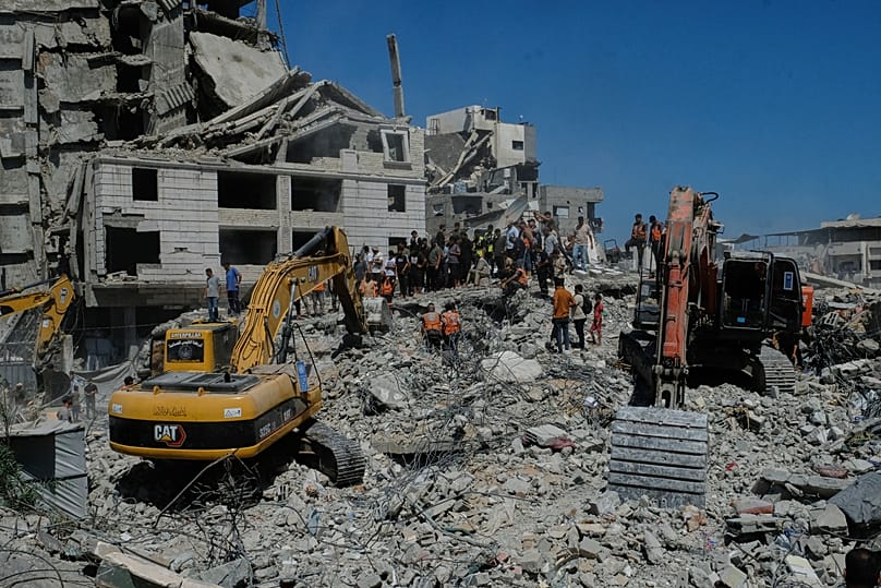 طواقم الدفاع المدني الفلسطيني تبحث عن ناجين وجثامين بين أنقاض مبنى كان يؤوي نازحين في مدينة غزة، 16 أيلول 2026.