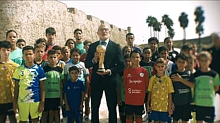 Luis de la Fuente sosteniendo el trofeo de campeones del mundo frente a un grupo de ceutíes 