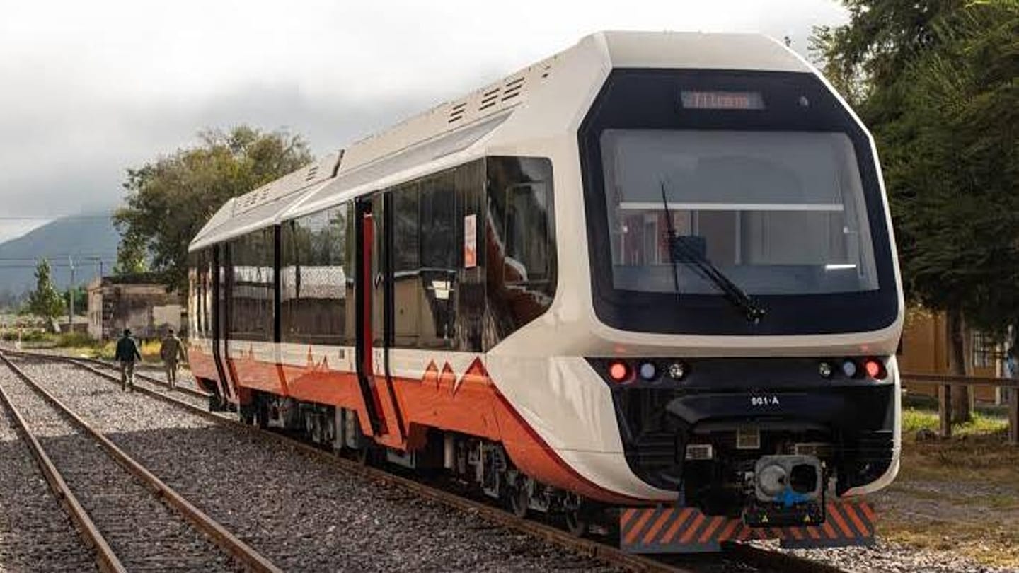Le premier train solaire d'Argentine roule grâce à des batteries chargées par le soleil andin