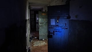 Подвал полицейского участка, который российские войска использовали для содержания под стражей и пыток украинцев в освобожденном городе Изюме (Украина)