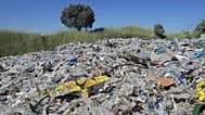 ARŞİV: İstanbul Alibeyköy yakınlarında yasadışı bir çöp sahası olduğu iddia edilen bölgedeki plastik atıklar, Mayıs 2021
