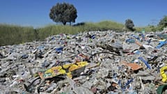 ARŞİV: İstanbul Alibeyköy yakınlarında yasadışı bir çöp sahası olduğu iddia edilen bölgedeki plastik atıklar, Mayıs 2021