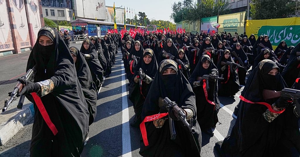 Iran: Thousands march in Tehran to support the government