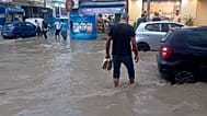 A Tunisi i residenti camminano nel centro città allagato