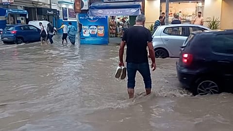 Κάτοικοι της Τύνιδας διασχίζουν το πλημμυρισμένο κέντρο της πόλης