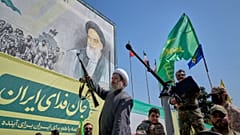 رجل دين شيعي مسلح يمر على متن مركبة عسكرية خلال عرض عسكري نظمته الدولة تحت شعار "جانفادا" (أي "التضحية من أجل إيران") في طهران، إيران، يوم الجمعة 18 سبتمبر 2026. 