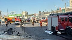 Un secouriste manie une lance à incendie après une attaque russe contre une zone industrielle près de Korosten, oblast de Jytomyr. 18 septembre 2026.