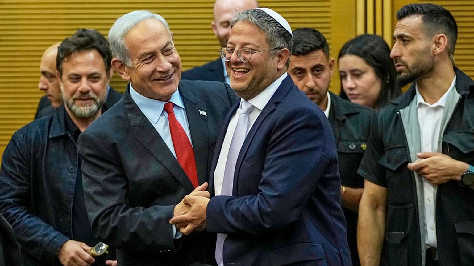  رئيس الوزراء الإسرائيلي بنيامين نتنياهو ووزير الأمن القومي الإسرائيلي إيتمار بن غفير يبتسمان في الكنيست (البرلمان الإسرائيلي) في القدس، 23 مايو/أيار 2023.