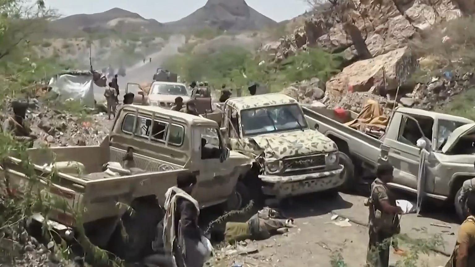مقاتلين حوثيين بين المركبات التي تخلت عنها القوات المدعومة من السعودية أثناء تقدم الحوثيين في مكان لم يكشف عنه في جنوب اليمن.