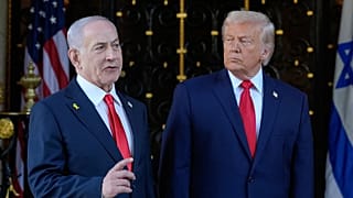 الرئيس الأميركي دونالد ترامب يستمع إلى رئيس الوزراء الإسرائيلي بنيامين نتنياهو في نادي مارالاغو التابع لترامب، في 29 ديسمبر/كانون الأول 2025.  