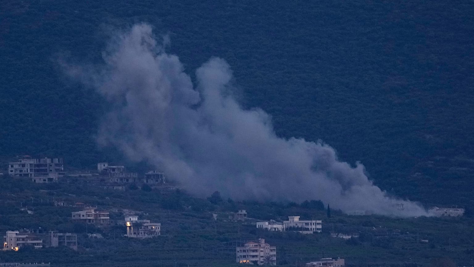 صورة أرشيفية - تصاعد الدخان جراء غارة إسرائيلية على بلدة المنصوري جنوبي لبنان، 26 مارس/آذار 2026